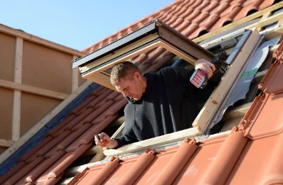 Pose de fenêtres de toit Velux à Roche-Clermault